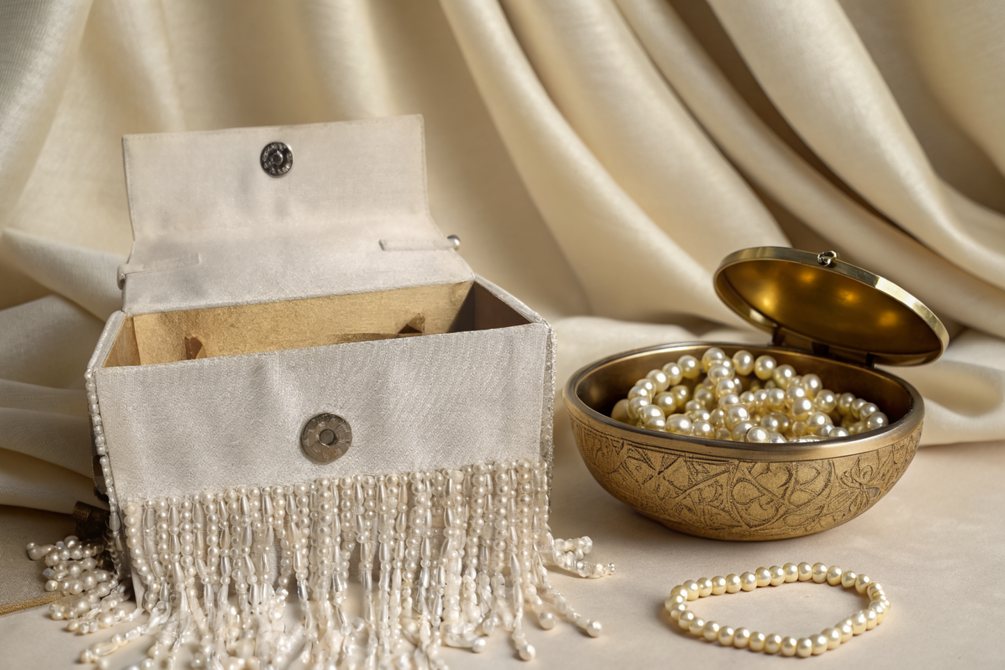 Sundaze Pearl Clutch
